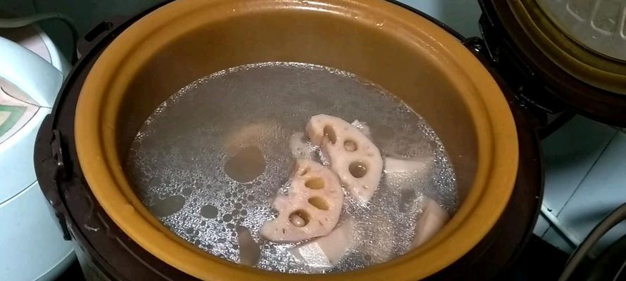 猪骨莲藕花生汤的制作方法（家常营养汤，滋润健康每一天）