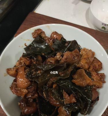 肘子肉炖海带，美味不容错过（家庭美食，营养丰富）