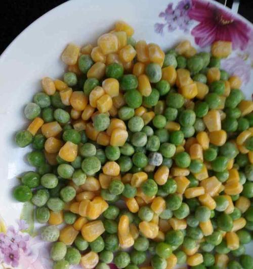 玉米粒炒豌豆的做法（健康美味，营养丰富的家常菜）
