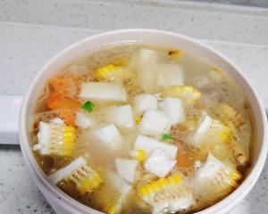 美味健康的玉米胡萝卜山药排骨汤（健康养生必备的家常食谱，营养丰富，味道鲜美）