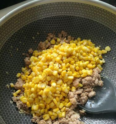 玉米炒肉沫的制作方法（以新鲜玉米和瘦肉为主料，美味营养，美味又健康）