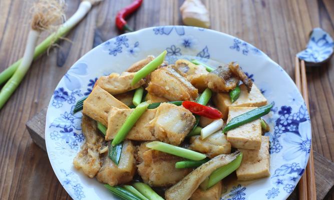 草鱼煮豆腐，美味轻松搞定（一道简单易做的家常美食，健康又美味）