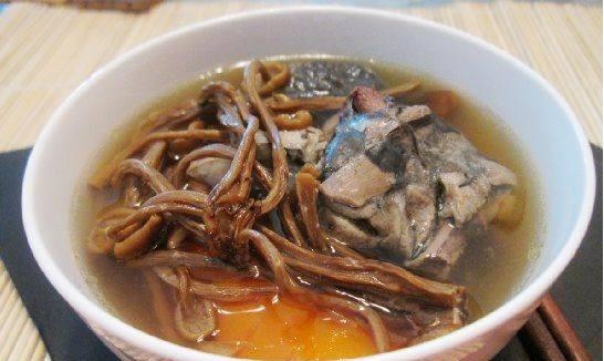 炖乌鸡野山笋的美味汤（以传统方法烹调出的健康美食）
