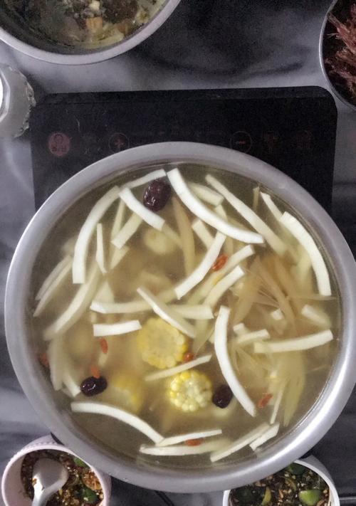 椰子鸡火锅的制作方法（用椰汁打造独特口感的火锅美食）