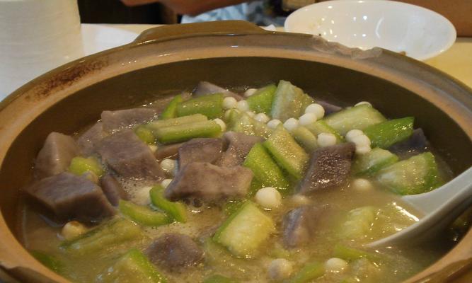 椰汁芡实香芋煲的美食制作（美味香浓，营养丰富的家常菜）