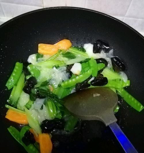 口感丰富，营养丰富，一道以腰果海鲜时蔬为主的佳肴（鲜香可口，色彩缤纷，坚果与海鲜的完美融合）