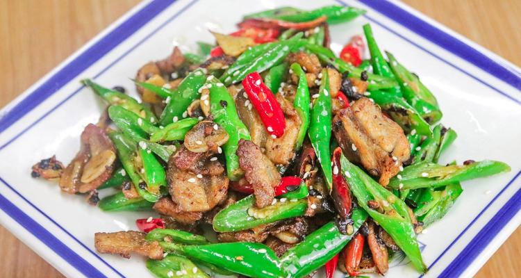 新疆小炒辣子肉，火辣美食的制作方法（学会用新疆调料给肉增添火辣口感）