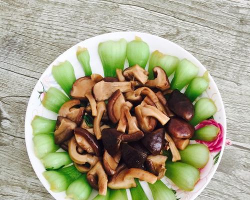 小油菜揽香菇，营养美味又健康（尝鲜美食，点燃味蕾的热情）