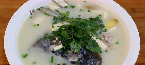 「香鲜鱼头豆腐汤」，一道令人垂涎的家常美食（自制鱼头豆腐汤，健康营养美味无比）