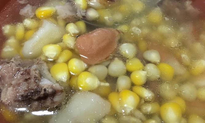 香甜玉米炖排骨，美味健康的冬季暖菜（秘诀在于煲汤和选材，营养丰富又开胃）