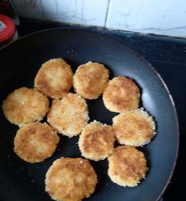 香甜红薯饼的做法（从选材到烹饪，教你制作口感的红薯饼）