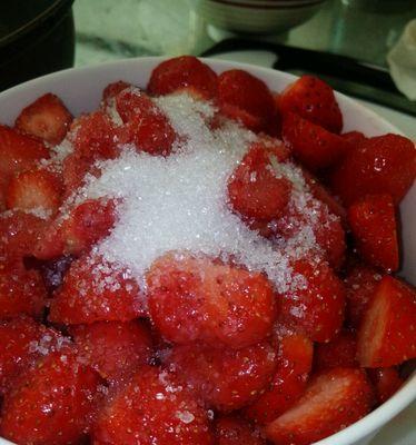 如何制作口感香甜的草莓酱（用草莓酱装点你的甜品生活）