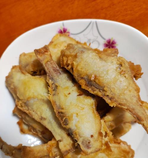 香酥小鱼条的制作方法（让你在家也能做出美味的小鱼条）