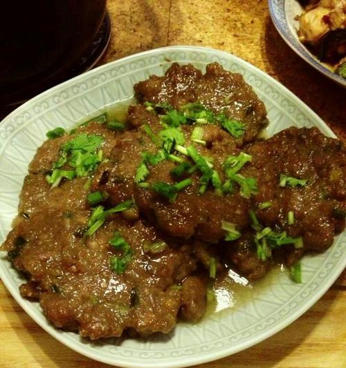 香煎猪肉饼的制作方法（打造口感鲜美的猪肉饼）