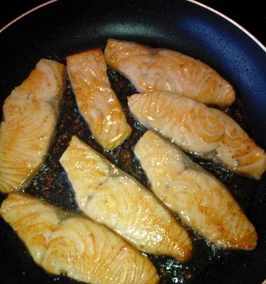 香煎三文鱼块拼盘的制作方法（一道简单又美味的海鲜料理）
