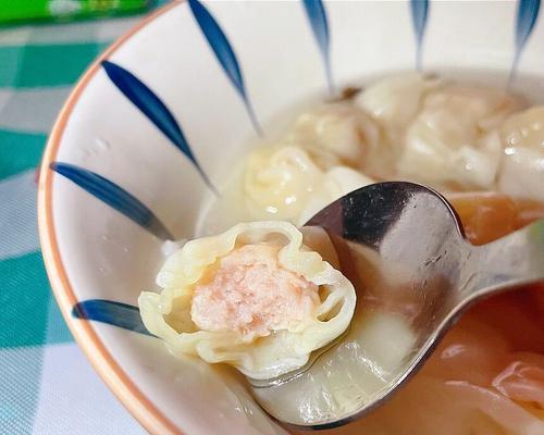 鲜肉虾仁小馄饨的做法（口感鲜美的经典小吃）