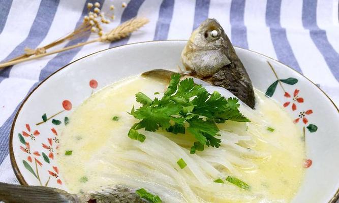 鲜菌奶白鲫鱼汤的美食烹制（美味可口的家庭料理）