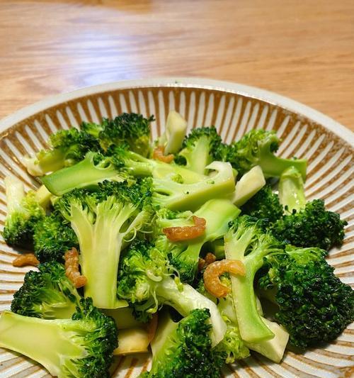 以西蓝花炒鱿鱼圈（健康美味的清蒸美食）