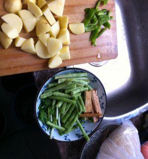 五花肉豆角土豆焖面的制作方法（美味的焖面让你爱不释口）