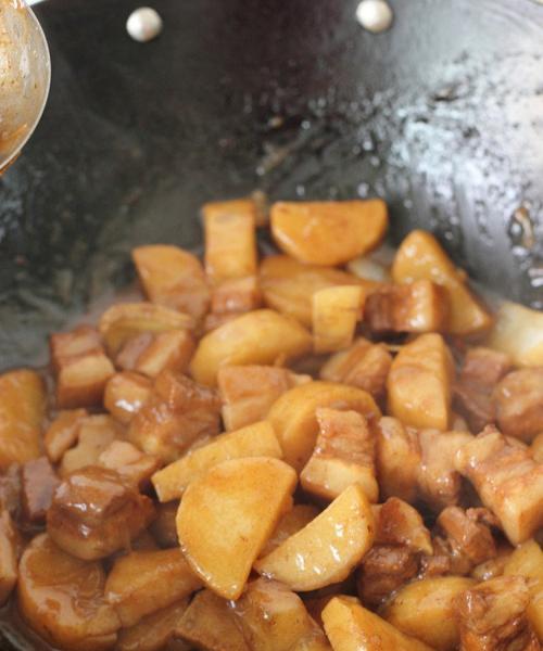 五花肉炒土豆条的做法（家常美食）