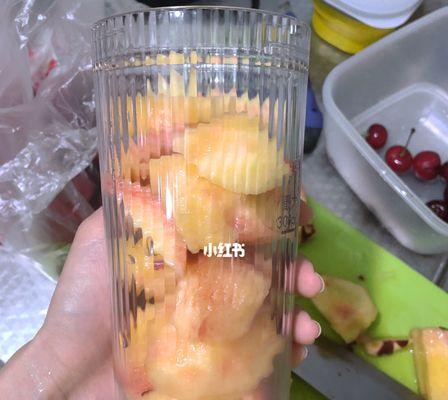 冰镇杨桃汁的制作方法（健康清爽的夏日饮品）