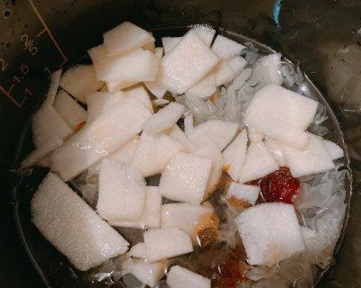 桃胶银耳蔓越莓糖水的制作方法（健康美味）