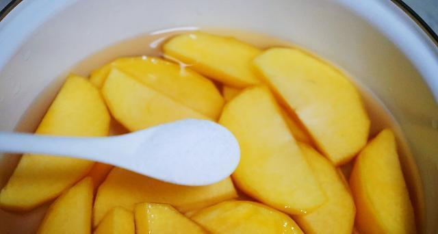 甜蜜桃子的制作方法（用糖水让桃子变得更加美味可口）