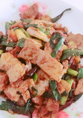 用豆豉烹制回锅肉，丰富口感，美味可口（以蒜苗为主）