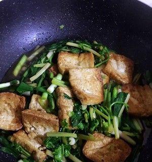 蒜苗炒豆腐，清爽美味的家常菜（健康营养、简单易做）