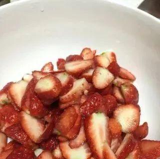 自制草莓酱的做法（以酸酸甜甜为口感的自制草莓酱配方）