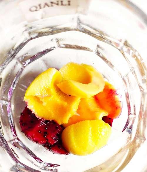 DIY酸奶水果棒（健康美味的夏日零食）