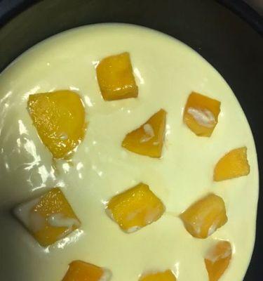 如何制作美味酸奶芒果慕斯（用新鲜水果制作健康美食）