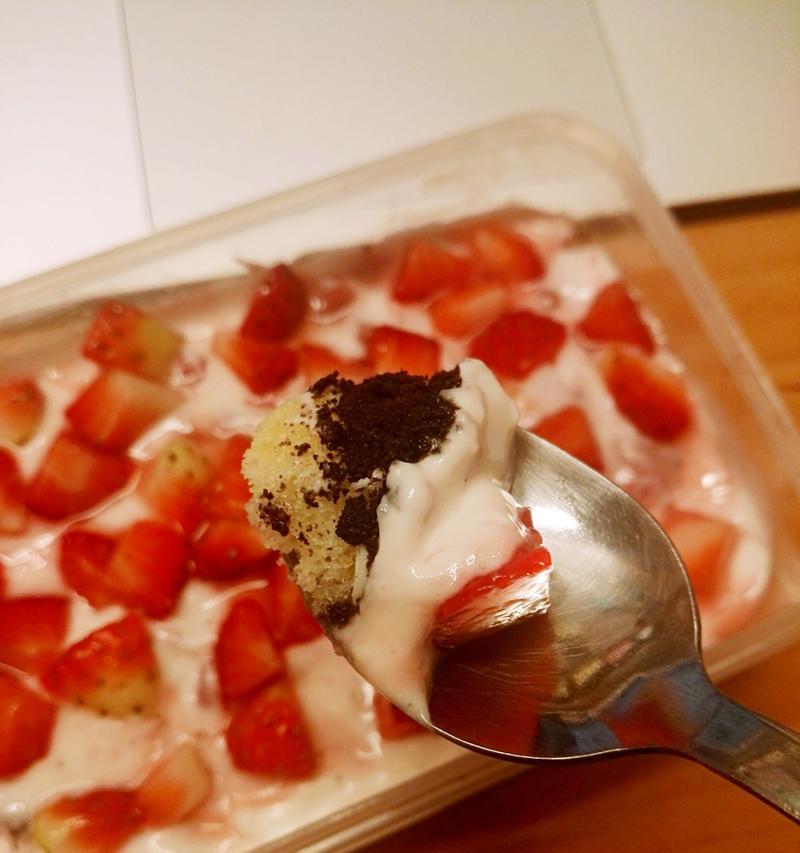 美味轻盈的酸奶草莓冻（健康美味）