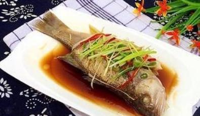 酸梅蒸鲈鱼，营养健康的美味佳肴（用酸梅调味）
