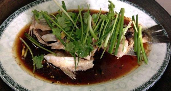 酸梅蒸鲈鱼，营养健康的美味佳肴（用酸梅调味）