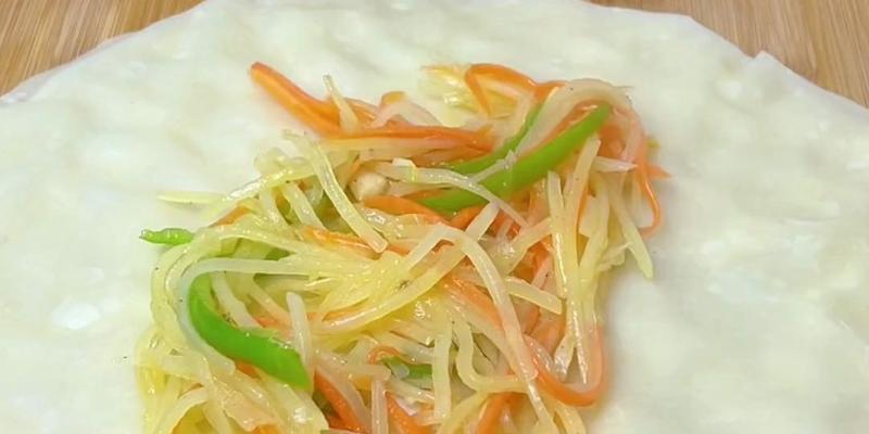 水烙馍卷菜的做法（传统美食重现）