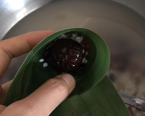 制作水晶蜜枣粽的独特做法（新颖口感）