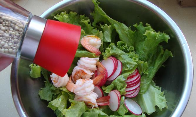 打造健康美味的水果蔬菜拼盘沙拉（一份营养丰富、色彩艳丽的拼盘沙拉）