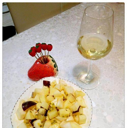 水果莎拉——美味清爽的健康选择（以新鲜水果为基础的营养丰富的莎拉沙拉）