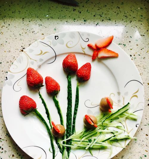 制作美味水果拼盘沙拉，让你健康有趣（15道令人垂涎的佳肴）