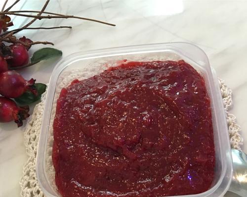 水果创意菜和自制草莓酱的完美结合（让你的餐桌变得更加美味多彩）