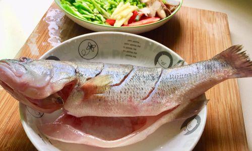山寨水煮鲈鱼，让你吃出健康和美味（手把手教你做山寨版水煮鲈鱼）