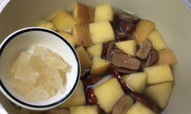 山楂苹果汤的制作方法（美味营养的健康饮品）