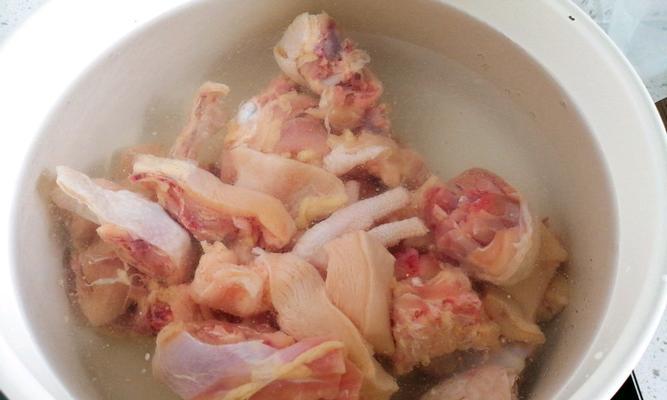 美味健康的山药炖鸡做法（传统饮食）
