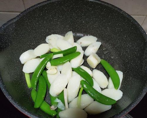 山药大蒜鸡汤，营养美味的家常菜（以山药为主材）