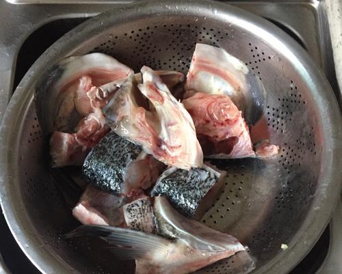 砂锅鱼头煲，美味不容错过（探秘砂锅鱼头煲的做法及口感体验）