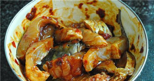 用砂锅烹饪美味鱼的秘诀（掌握砂锅鱼的做法）