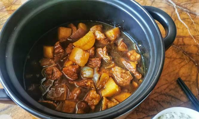 砂锅小碗炖牛肉，美味健康的家常菜（手把手教你做出鲜嫩入味的砂锅小碗炖牛肉）