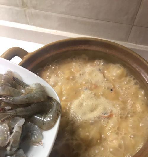 学会砂锅虾粥的制作方法（用鲜虾打造健康美食）