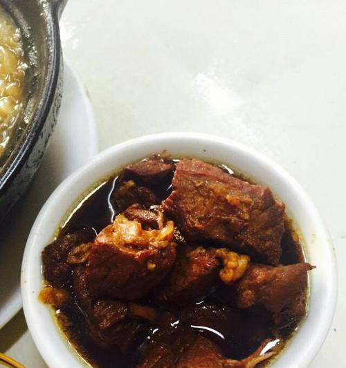 砂锅坛肉，美味诱人的传统风味（体验传统饮食文化）